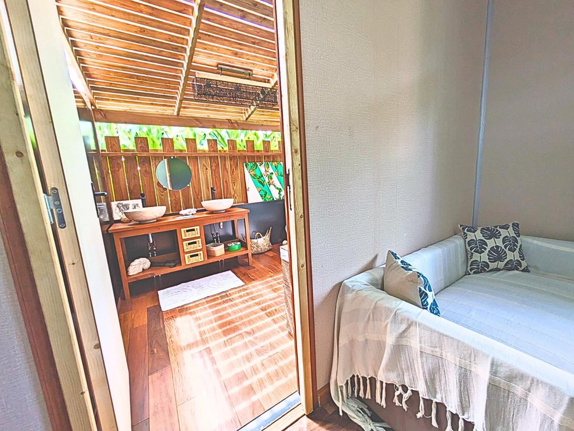 Natura Om Teahupoo Surf Lodge Toanoano Kültér fotó